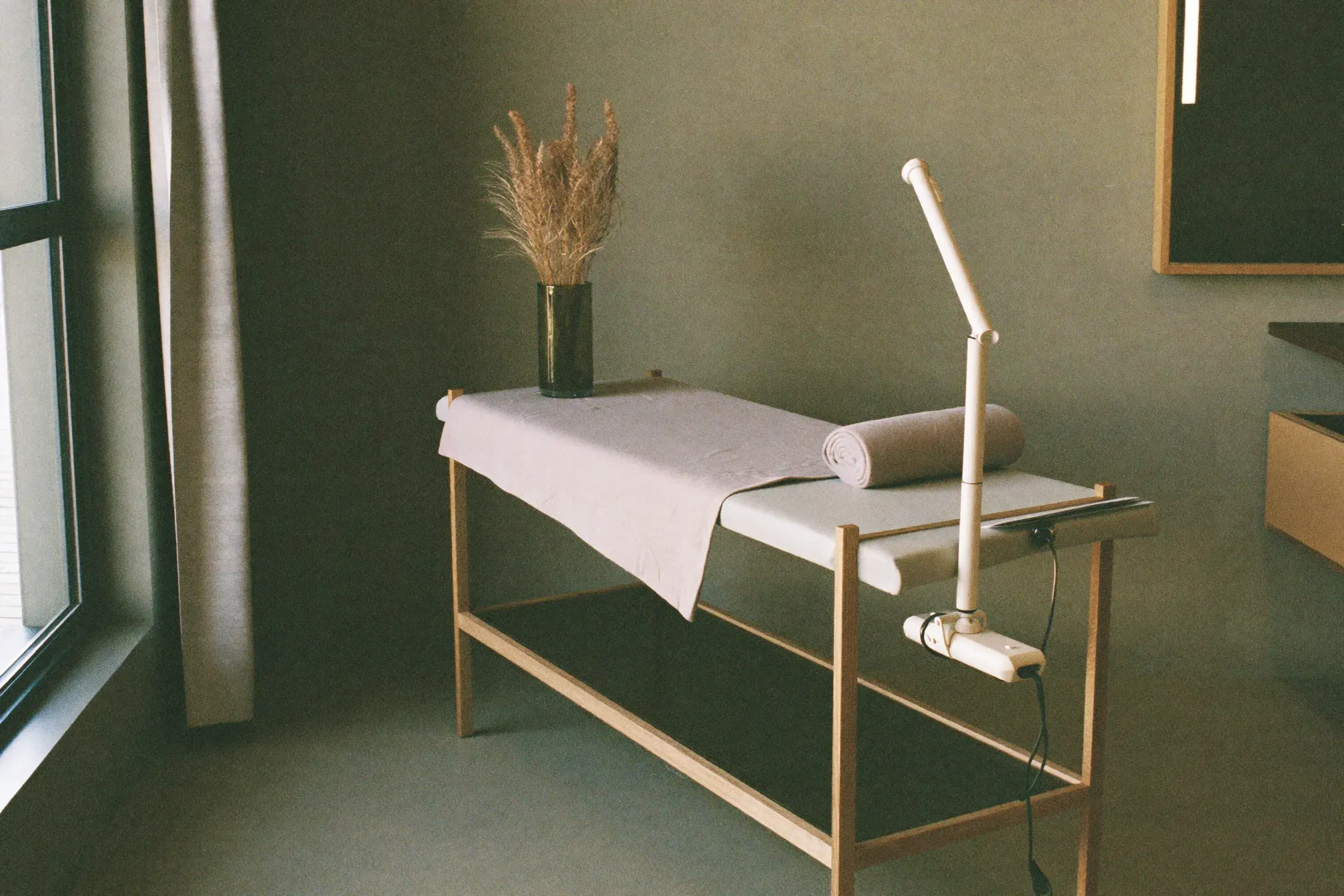 Interior of the LuxeNails salon: a manicure station with warm light and dried flowers
